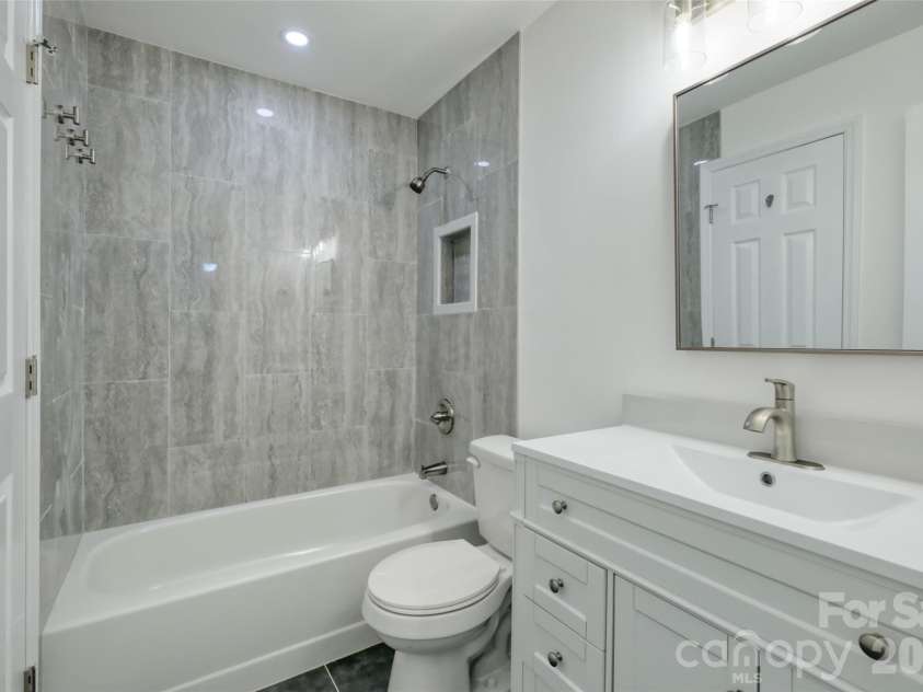 2913 Iron Gate Lane, Charlotte, NC 28212.  MLS# CAR4438016, YatesRealty ID 58707. 