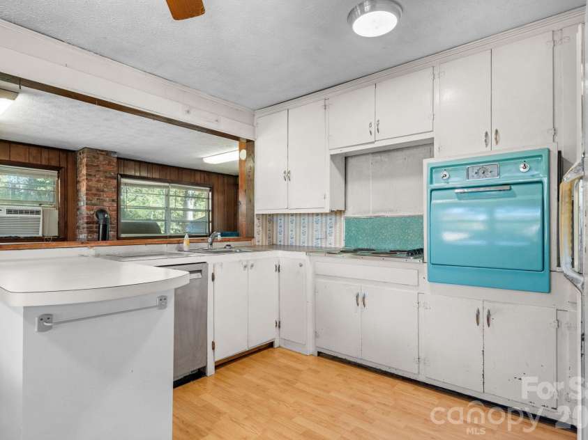 131 Clay Street, Morganton, NC 28655.  MLS# CAR4438053, YatesRealty ID 58718. 