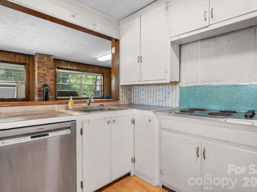 131 Clay Street, Morganton, NC 28655.  MLS# CAR4438053, YatesRealty ID 58718. 