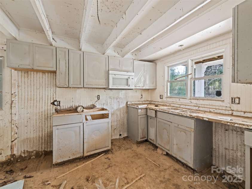 61 Riverbend Road, Canton, NC 28716.  MLS# CAR4241043, YatesRealty ID 5872. 