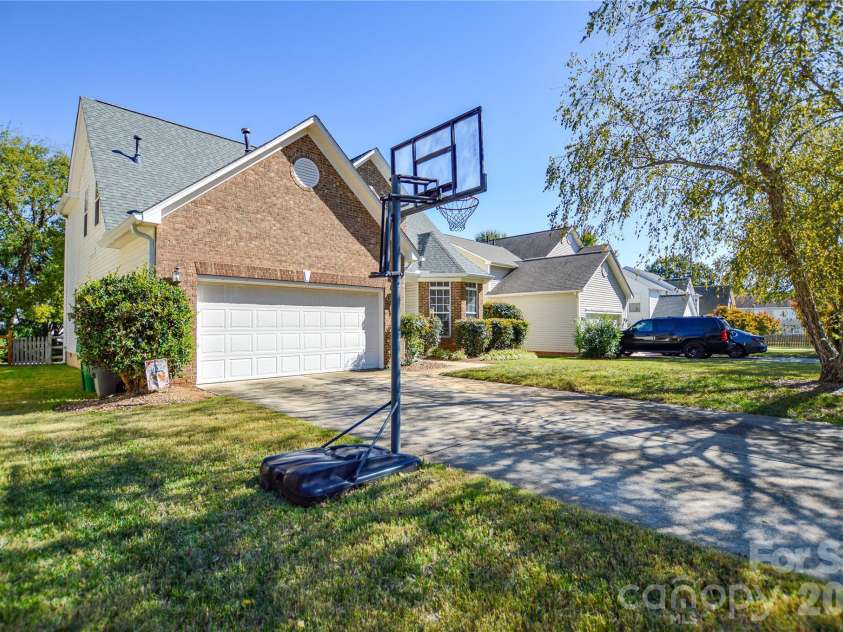 9721 Autumn Applause Drive, Charlotte, NC 28277.  MLS# CAR4437711, YatesRealty ID 58728. 
