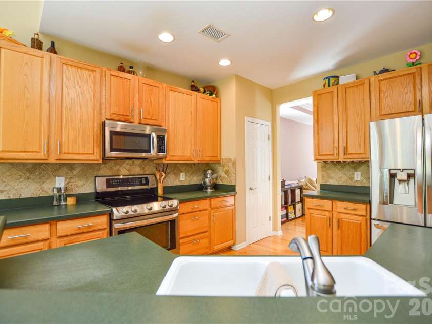 9721 Autumn Applause Drive, Charlotte, NC 28277.  MLS# CAR4437711, YatesRealty ID 58728. 
