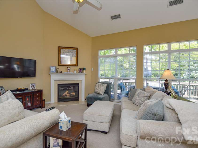 9721 Autumn Applause Drive, Charlotte, NC 28277.  MLS# CAR4437711, YatesRealty ID 58728. 