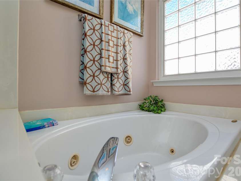 9721 Autumn Applause Drive, Charlotte, NC 28277.  MLS# CAR4437711, YatesRealty ID 58728. 