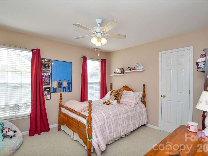 9721 Autumn Applause Drive, Charlotte, NC 28277.  MLS# CAR4437711, YatesRealty ID 58728. 