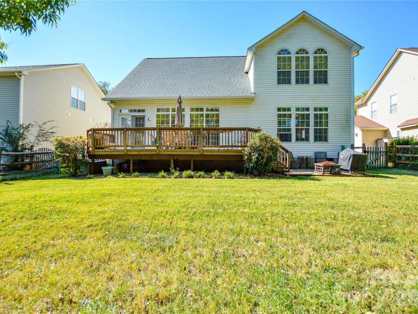 9721 Autumn Applause Drive, Charlotte, NC 28277.  MLS# CAR4437711, YatesRealty ID 58728. 