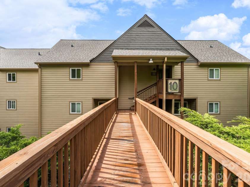 110 Sugar Ski Drive, Sugar Mountain, NC 28604.  MLS# CAR4386877, YatesRealty ID 58735. 