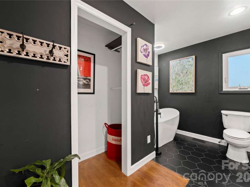 1206 Hollow Tree Court, Charlotte, NC 28226.  MLS# CAR4427013, YatesRealty ID 58746. 