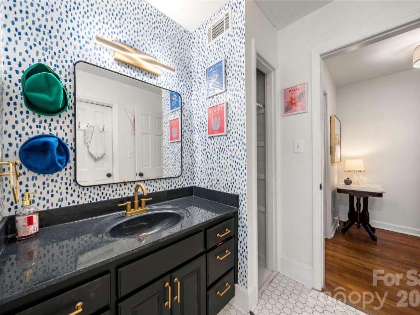 1206 Hollow Tree Court, Charlotte, NC 28226.  MLS# CAR4427013, YatesRealty ID 58746. 