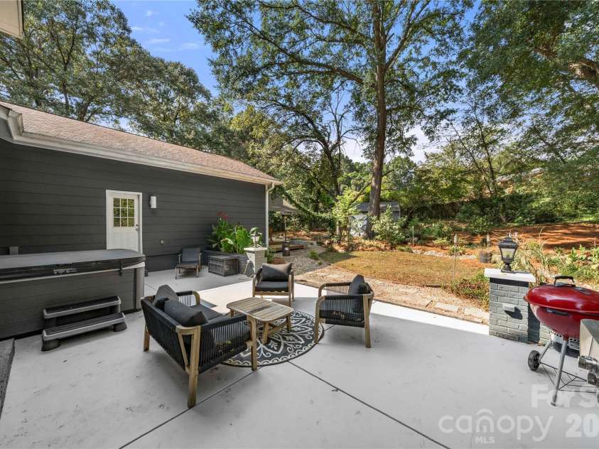 1206 Hollow Tree Court, Charlotte, NC 28226.  MLS# CAR4427013, YatesRealty ID 58746. 