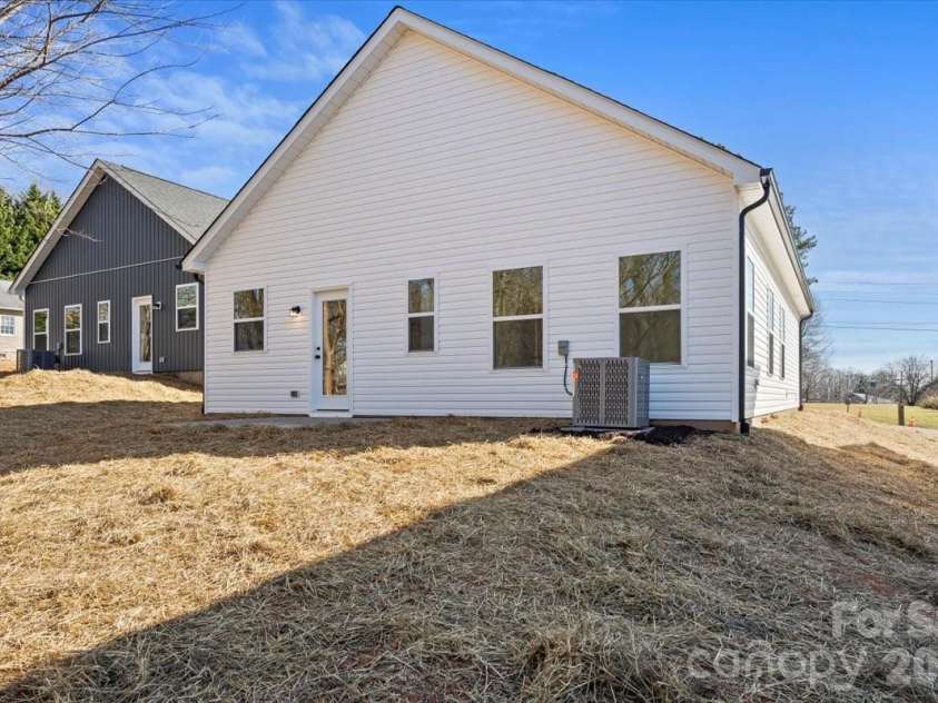 1562 7th Avenue Drive, Hickory, NC 28602.  MLS# CAR4374634, YatesRealty ID 5875. 