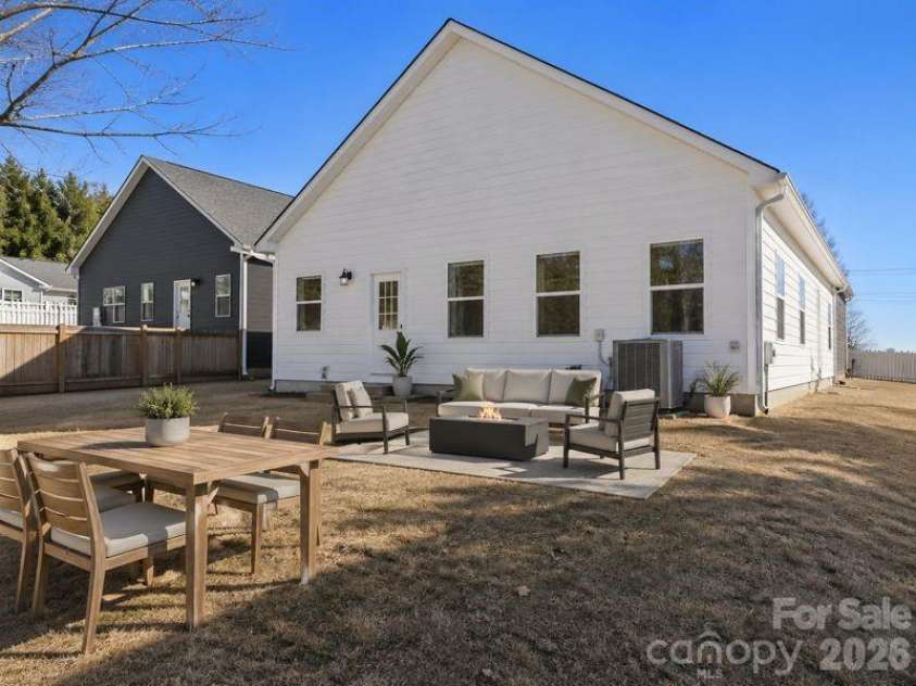 1562 7th Avenue Drive, Hickory, NC 28602.  MLS# CAR4374634, YatesRealty ID 5875. 