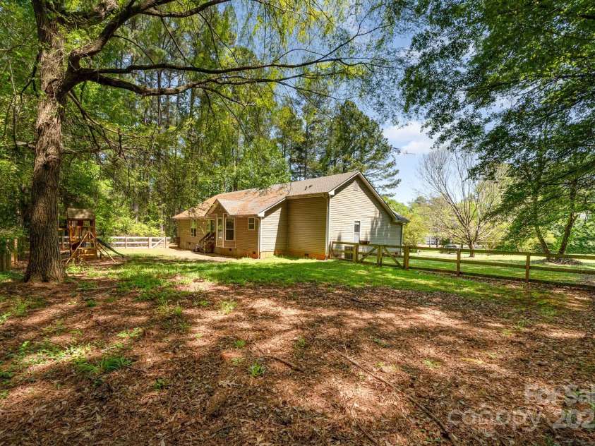 2014 Cardinal Loop, Stanley, NC 28164.  MLS# CAR4239450, YatesRealty ID 5876. 