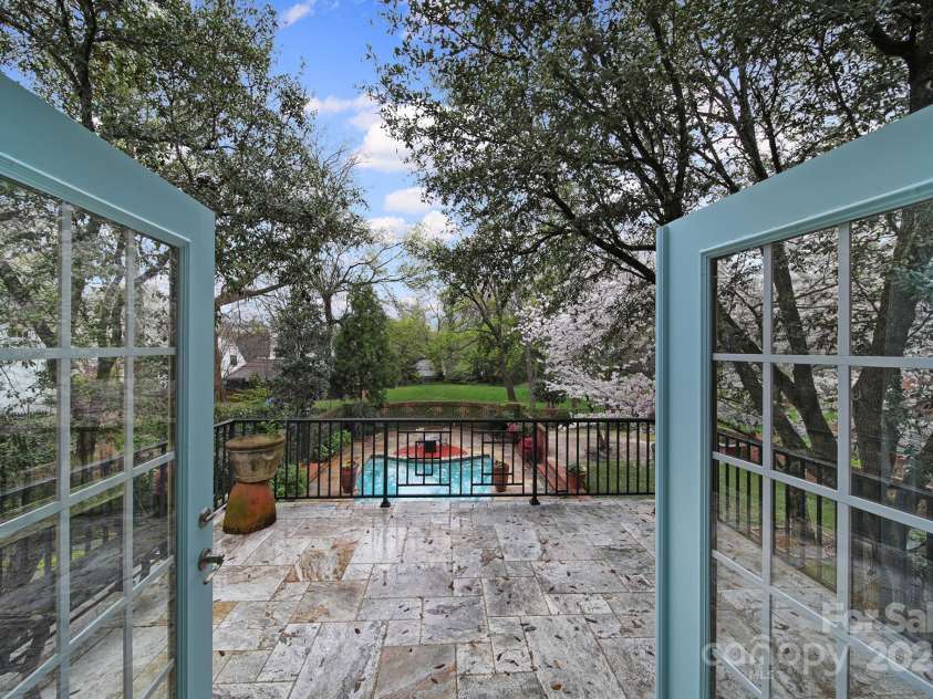 2132 Rolston Drive, Charlotte, NC 28207.  MLS# CAR4239386, YatesRealty ID 5877. 