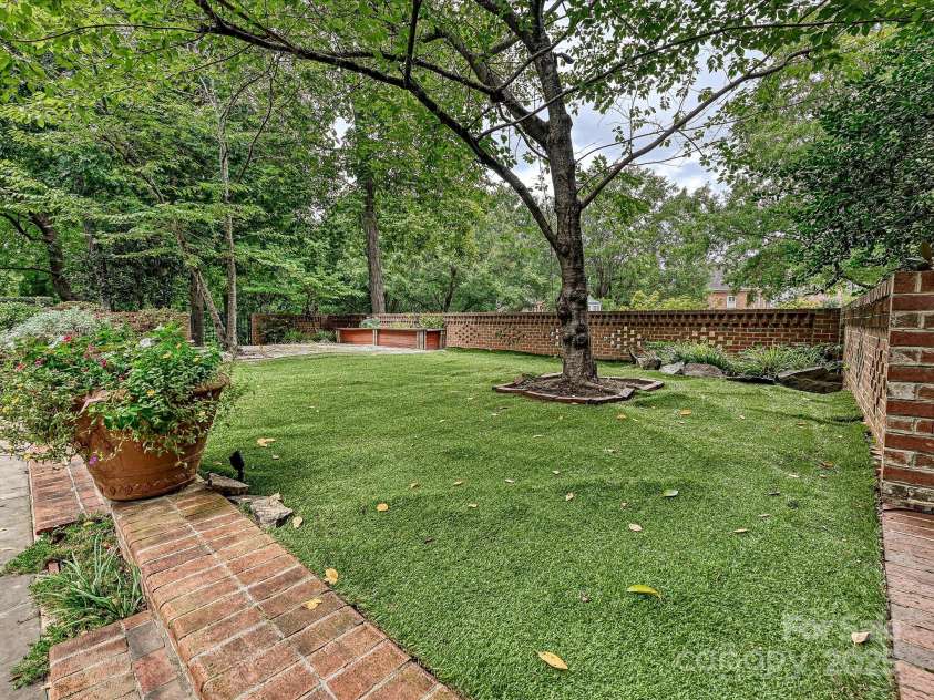 2132 Rolston Drive, Charlotte, NC 28207.  MLS# CAR4239386, YatesRealty ID 5877. 