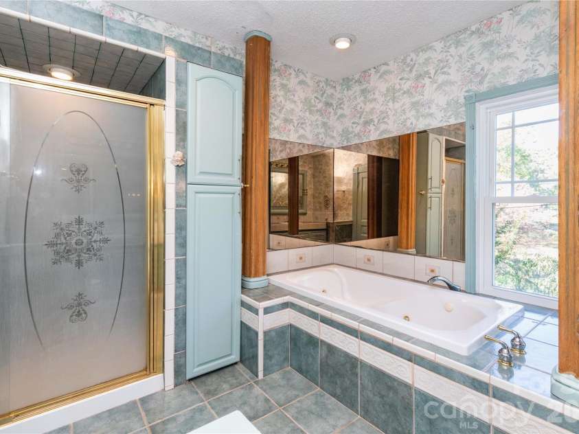 10 Best Life Lane, Brevard, NC 28712.  MLS# CAR4437749, YatesRealty ID 58772. Bathroom #3