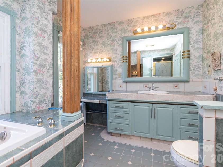 10 Best Life Lane, Brevard, NC 28712.  MLS# CAR4437749, YatesRealty ID 58772. Bathroom #3