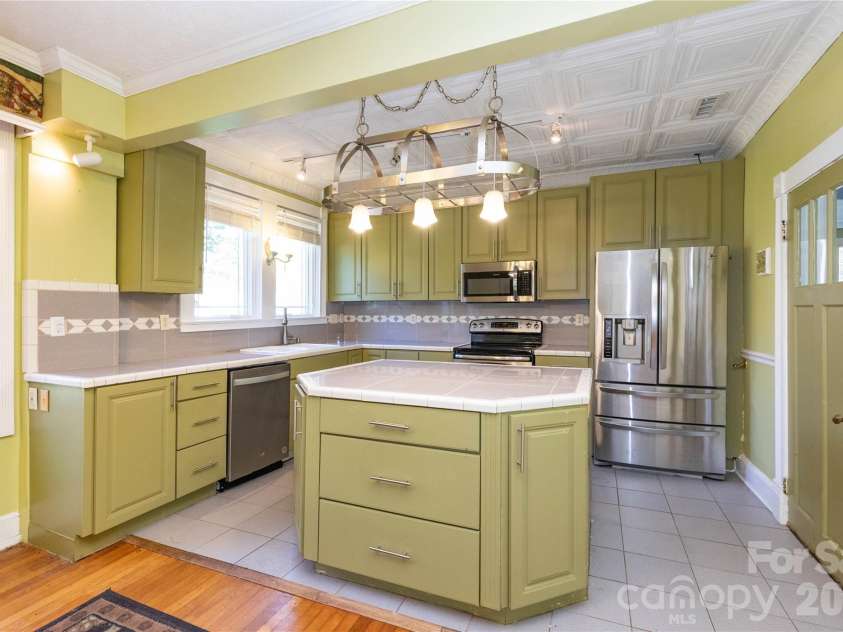 10 Best Life Lane, Brevard, NC 28712.  MLS# CAR4437749, YatesRealty ID 58772. Kitchen