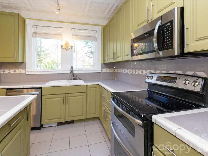 10 Best Life Lane, Brevard, NC 28712.  MLS# CAR4437749, YatesRealty ID 58772. Kitchen