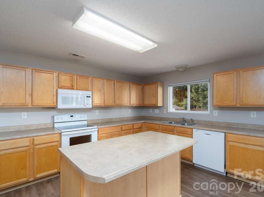 14033 Pinyon Pine Lane, Charlotte, NC 28215.  MLS# CAR4435831, YatesRealty ID 58782. 
