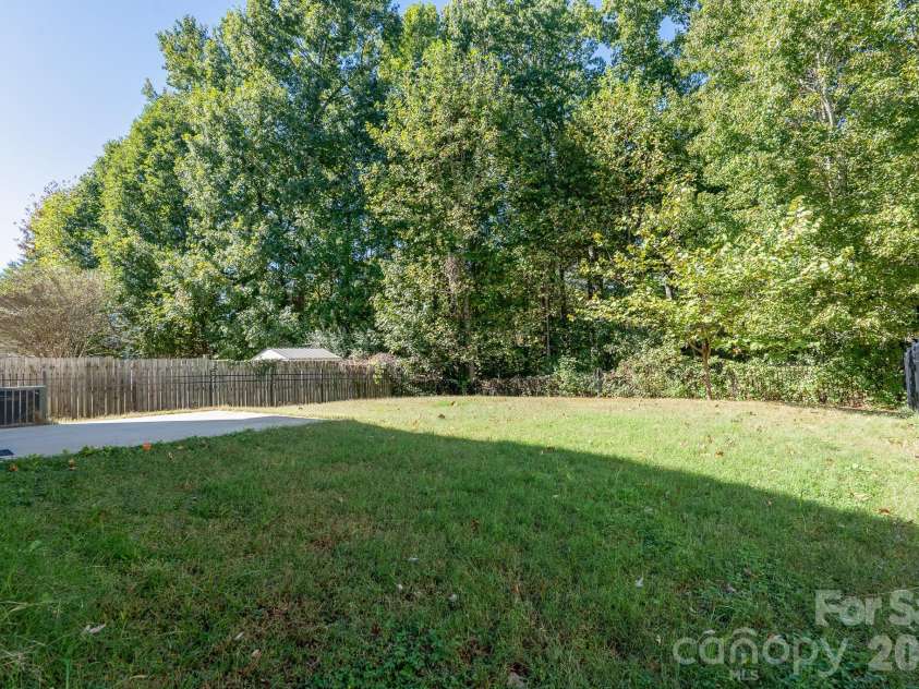 14033 Pinyon Pine Lane, Charlotte, NC 28215.  MLS# CAR4435831, YatesRealty ID 58782. 