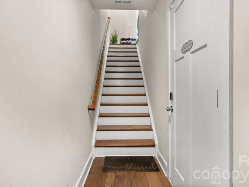 2135 Bryant Park Drive, Charlotte, NC 28208.  MLS# CAR4438170, YatesRealty ID 58789. 
