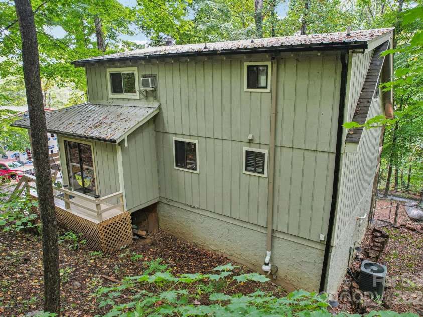 105 Shirley Drive, Maggie Valley, NC 28751.  MLS# CAR4183103, YatesRealty ID 588. 