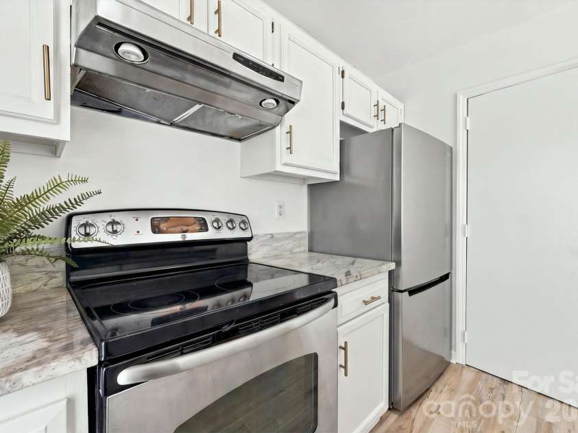 8231 Circle Tree Lane, Charlotte, NC 28277.  MLS# CAR4437851, YatesRealty ID 58822. 