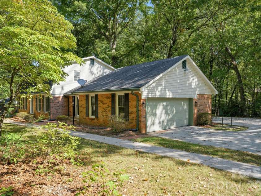 4820 Golfview Court, Mint Hill, NC 28227.  MLS# CAR4437226, YatesRealty ID 58840. 