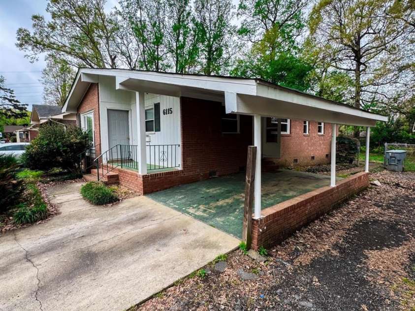 6115 Amberly Lane, Charlotte, NC 28213.  MLS# CAR4243029, YatesRealty ID 5887. 