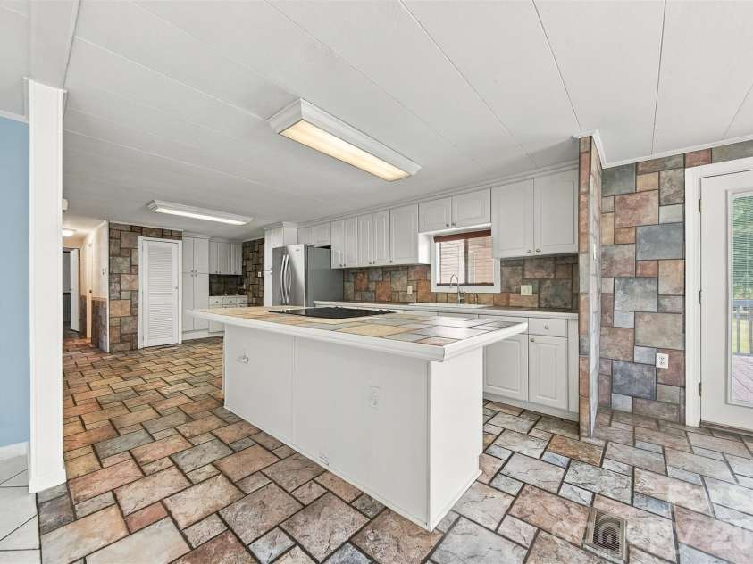 1430 25th Street, Hickory, NC 28601.  MLS# CAR4438730, YatesRealty ID 58890. 