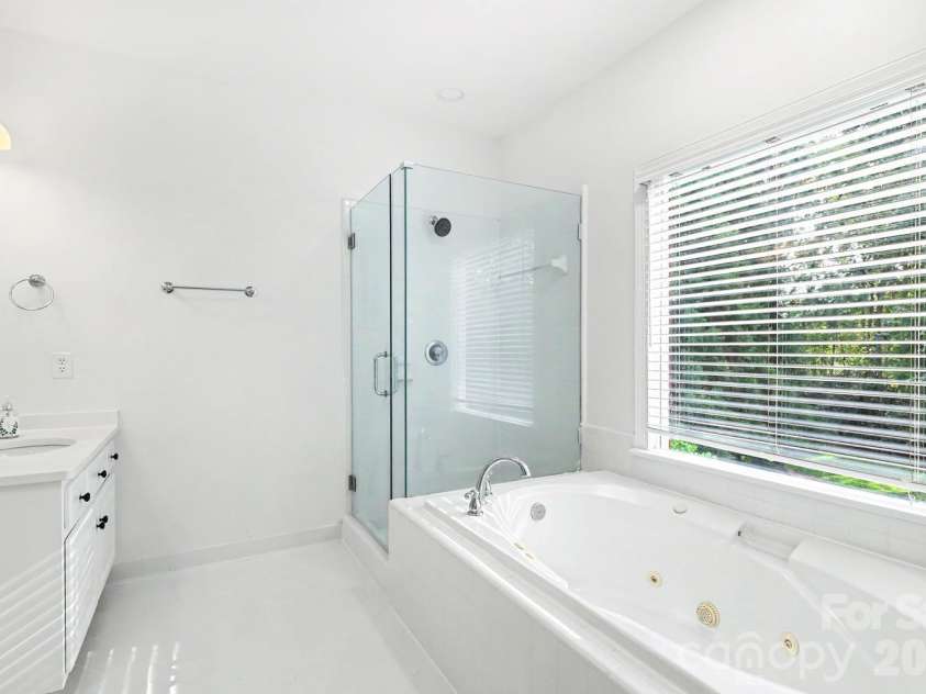 6325 County Donegal Court, Charlotte, NC 28277.  MLS# CAR4435571, YatesRealty ID 58894. Primary Bath