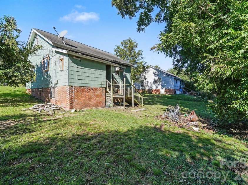 11 Circle Street, Great Falls, SC 29055.  MLS# CAR4437572, YatesRealty ID 58895. 