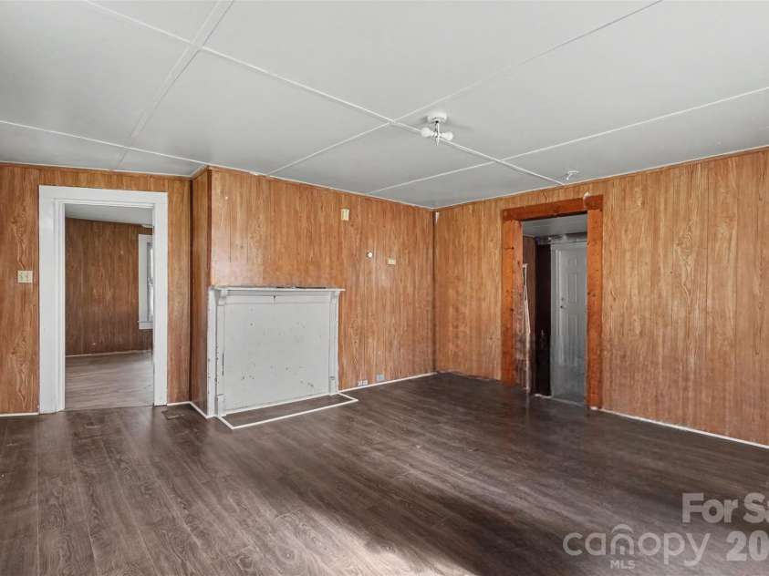 11 Circle Street, Great Falls, SC 29055.  MLS# CAR4437572, YatesRealty ID 58895. 