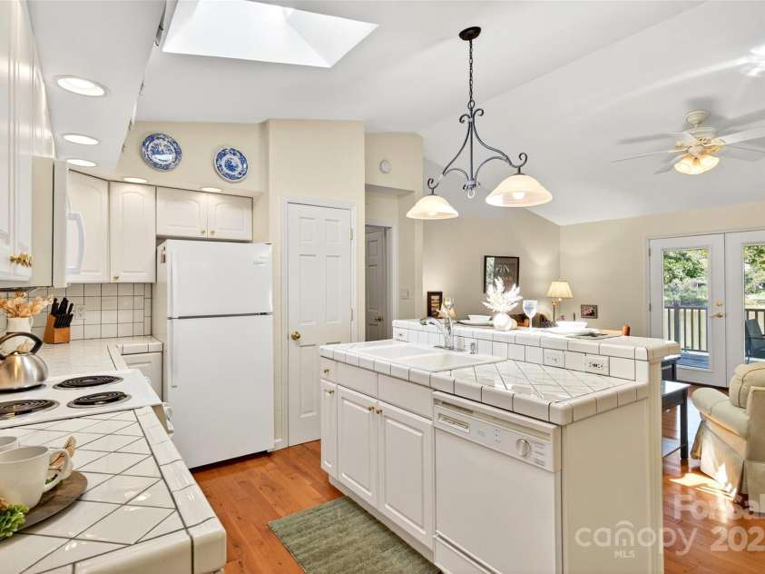 211 Rhododendron Avenue, Black Mountain, NC 28711.  MLS# CAR4307265, YatesRealty ID 589. 