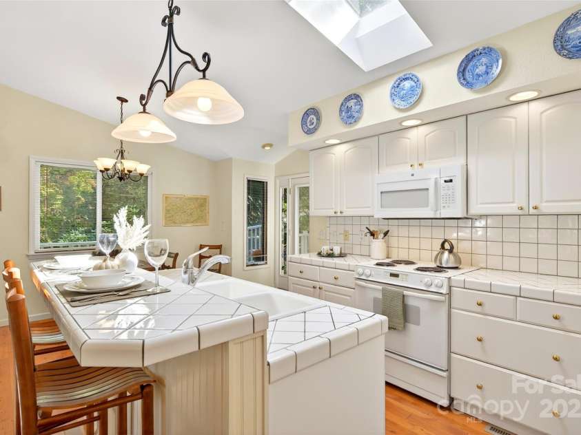 211 Rhododendron Avenue, Black Mountain, NC 28711.  MLS# CAR4307265, YatesRealty ID 589. 