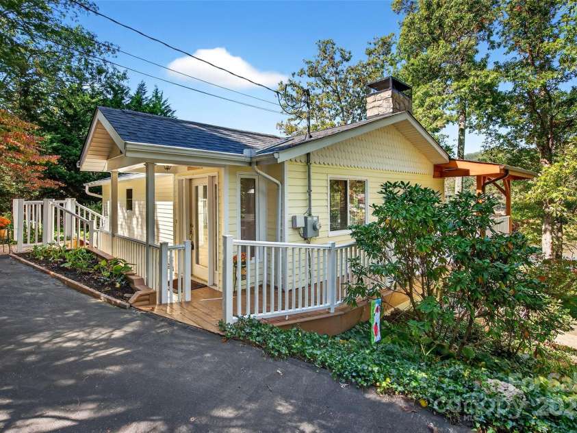 211 Rhododendron Avenue, Black Mountain, NC 28711.  MLS# CAR4307265, YatesRealty ID 589. 