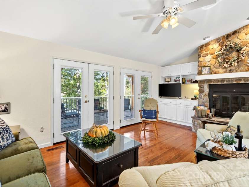 211 Rhododendron Avenue, Black Mountain, NC 28711.  MLS# CAR4307265, YatesRealty ID 589. 