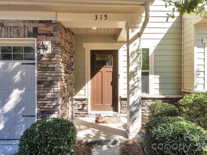 315 Pond Place Lane, Matthews, NC 28104.  MLS# CAR4437395, YatesRealty ID 58934. Front Entry