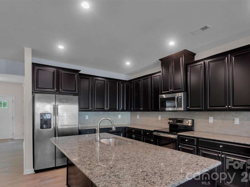 315 Pond Place Lane, Matthews, NC 28104.  MLS# CAR4437395, YatesRealty ID 58934. Kitchen