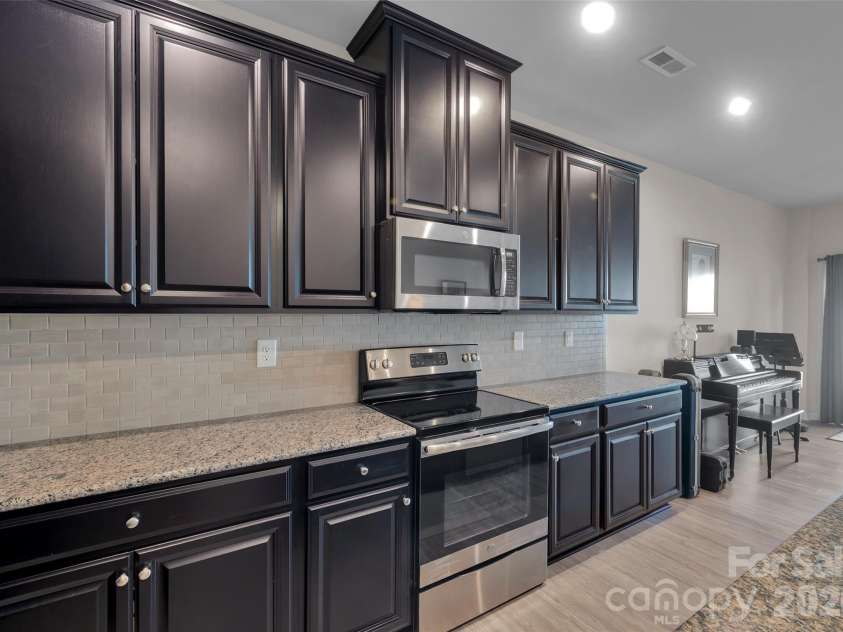 315 Pond Place Lane, Matthews, NC 28104.  MLS# CAR4437395, YatesRealty ID 58934. Large Granite Counters
