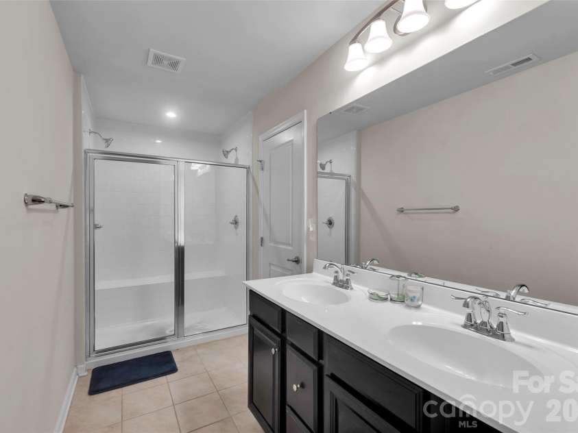 315 Pond Place Lane, Matthews, NC 28104.  MLS# CAR4437395, YatesRealty ID 58934. Primary Bath