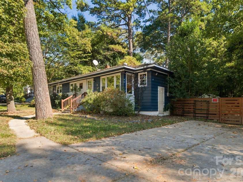 3900 Tipperary Place, Charlotte, NC 28215.  MLS# CAR4438617, YatesRealty ID 58966. 
