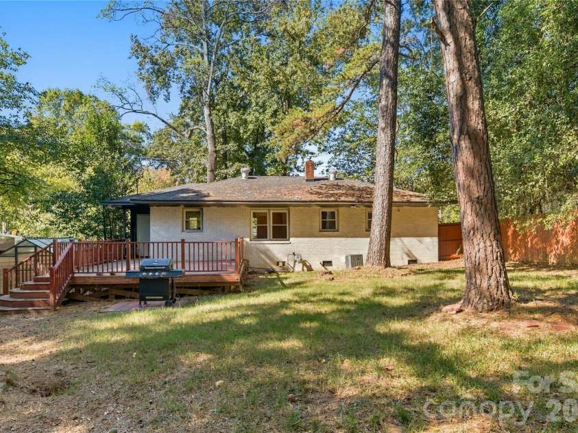 3900 Tipperary Place, Charlotte, NC 28215.  MLS# CAR4438617, YatesRealty ID 58966. 