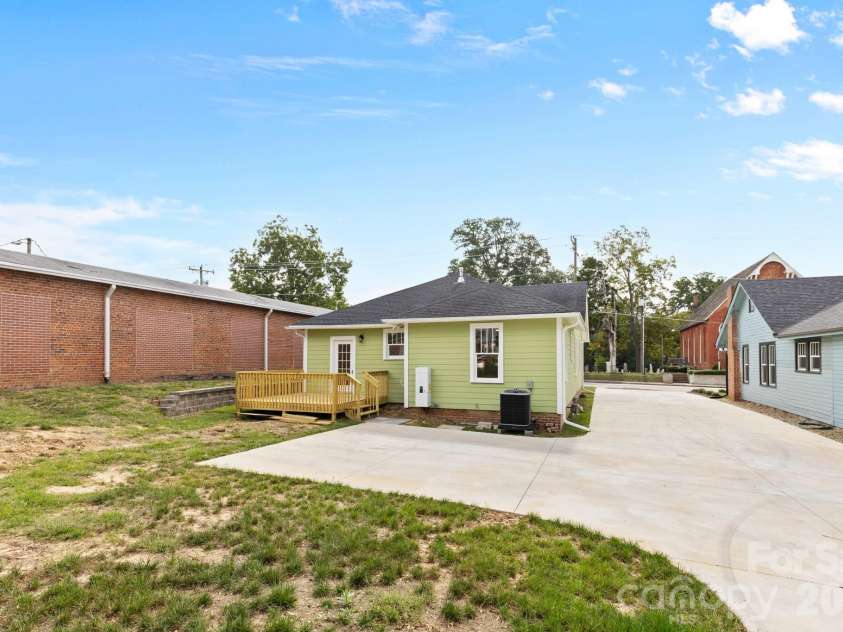 302 Gay Street, Lancaster, SC 29720.  MLS# CAR4311313, YatesRealty ID 5897. 