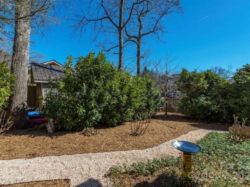 9 Lake Avenue, Black Mountain, NC 28711.  MLS# CAR4228641, YatesRealty ID 5898. 