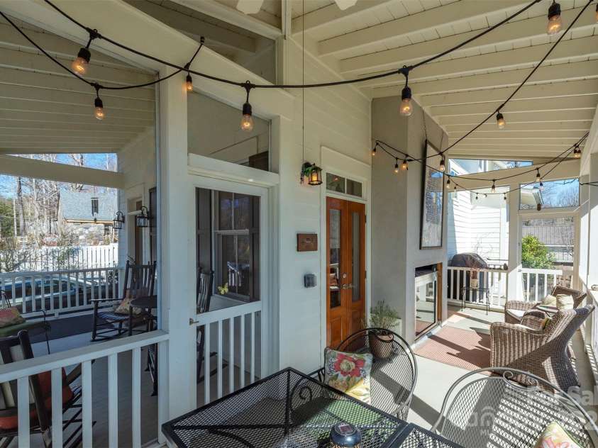 9 Lake Avenue, Black Mountain, NC 28711.  MLS# CAR4228641, YatesRealty ID 5898. 