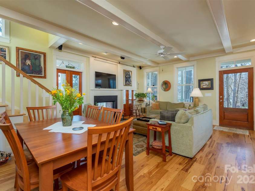 9 Lake Avenue, Black Mountain, NC 28711.  MLS# CAR4228641, YatesRealty ID 5898. 