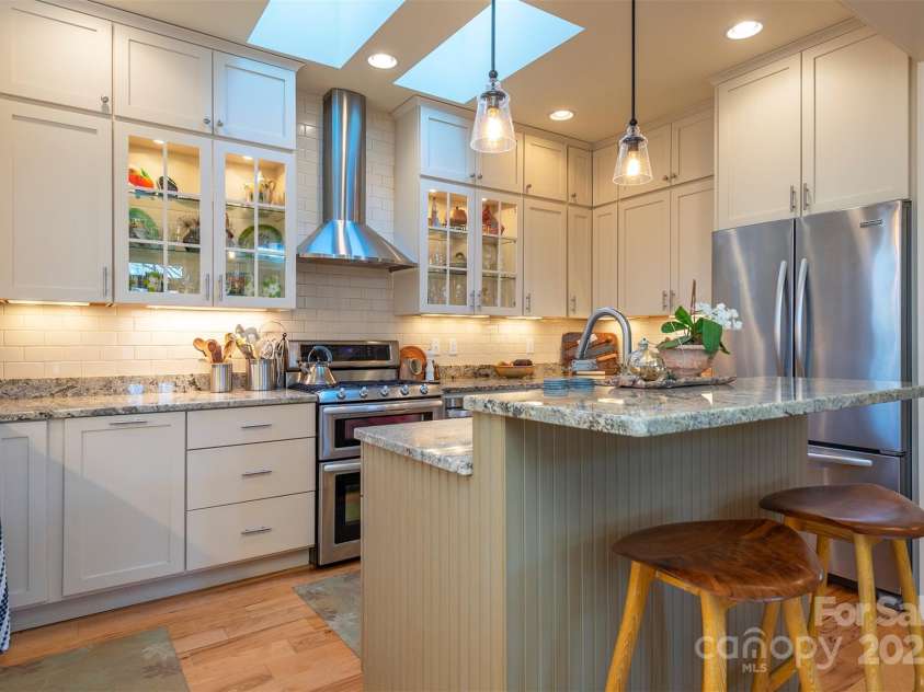 9 Lake Avenue, Black Mountain, NC 28711.  MLS# CAR4228641, YatesRealty ID 5898. 