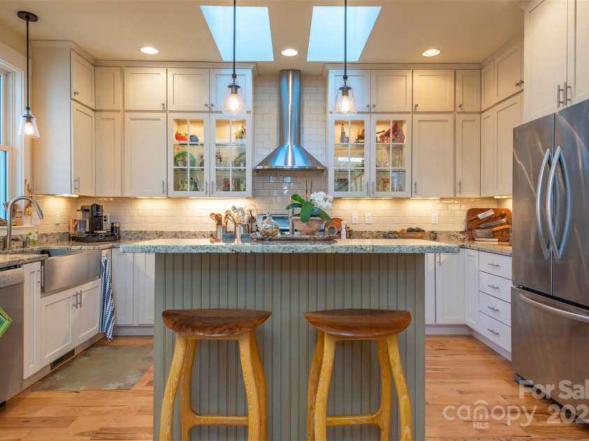9 Lake Avenue, Black Mountain, NC 28711.  MLS# CAR4228641, YatesRealty ID 5898. 